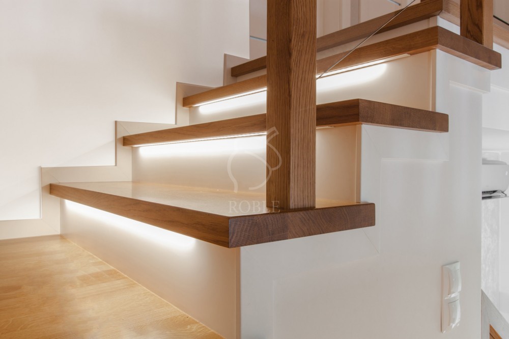 schody drewniane na beton z białą podstopnicą i oświetleniem led